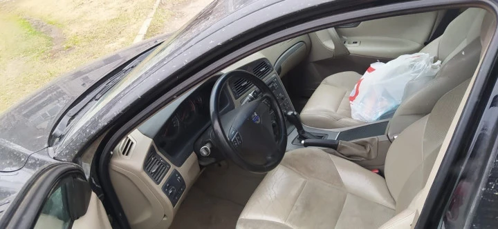 Автомобиль VOLVO S60, 2006г.в., идентификационный номер (VIN): YV1RS654972614146, регистрационный знак: Н974УУ 96. Обременения (ограничения): залог в пользу «Банк24.ру» (ОАО).